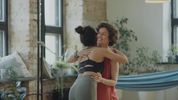 Allegro Insegnante Yoga Femminile Che Saluta Ragazze Con Abbracci Prima — Video Stock