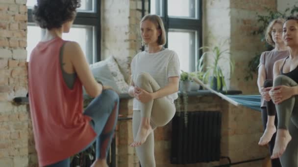 Incline Tiro Grupo Mulheres Jovens Sportswear Praticar Pose Árvore Durante — Vídeo de Stock