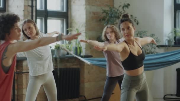 Spor Giyimli Bir Grup Kadının Yoga Dersi Sırasında Kadın Öğretmenle — Stok video