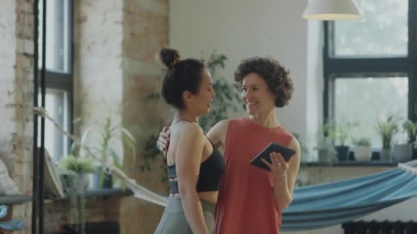 Stüdyoda Dijital Tablet Kullanan Yoga Öğretmeni Grup Sınıfından Önce Kadınları — Stok video