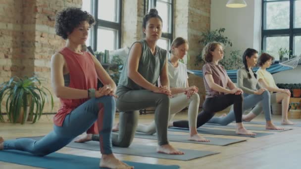 Instrutora Fitness Feminina Grupo Mulheres Fazendo Lunge Corredor Esticar Durante — Vídeo de Stock