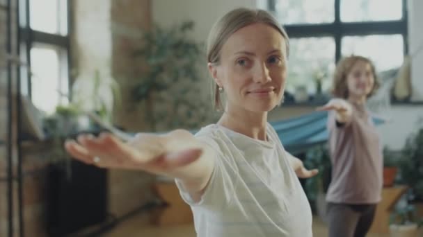 Stüdyoda Grup Yogası Sırasında Asana Çalışırken Kollarını Açmış Neşeli Bir — Stok video