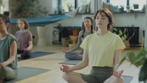 Junges Mädchen Sitzt Lotus Pose Mit Geschlossenen Augen Beim Meditieren — Stockvideo