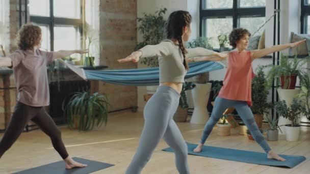 Csoportja Lányok Csinál Kiterjesztett Háromszög Póz Miközben Gyakorolják Jóga Stúdió — Stock videók