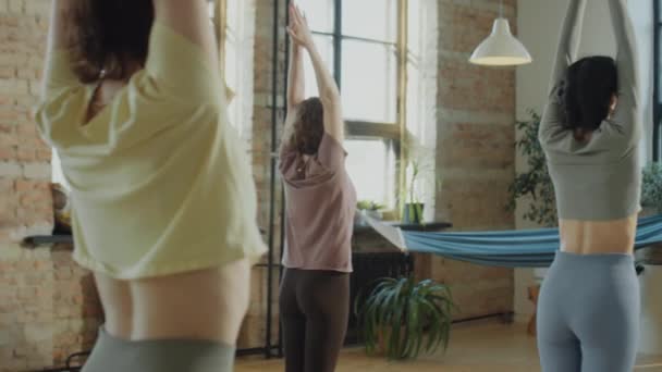 Spor Kıyafetli Genç Kadınlar Grup Terapisinde Yoga Yaparken Kadın Öğretmenle — Stok video