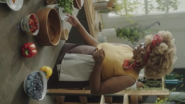 非洲裔美国妇女在厨房做饭时 在木碗中加入食盐的特写镜头 — 图库视频影像