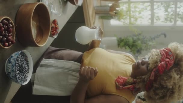 妇女在准备面团时 将奶油倒入木碗中的手垂直地关闭镜头 — 图库视频影像