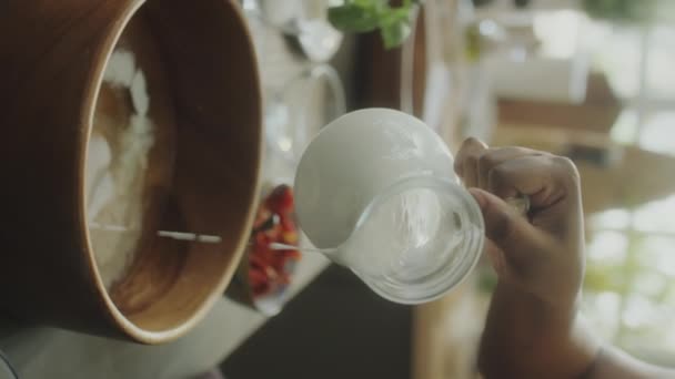온라인 마스터 클래스를 제공하면서 아프리카 미국인 나무로 그릇에 타자를 카메라로 — 비디오