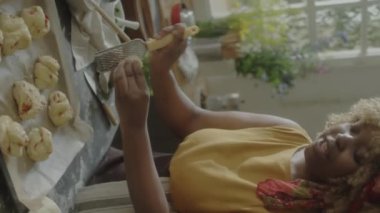 Pişirmeden önce ekmeğin üstüne rendelenmiş peynirin dikey yakın çekimi.