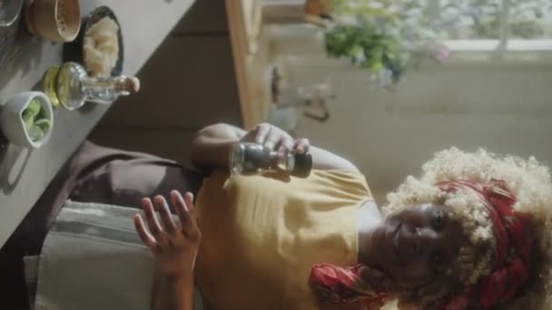 Verticale Shot Van Afro Amerikaanse Vrouwelijke Voedsel Blogger Met Behulp — Stockvideo