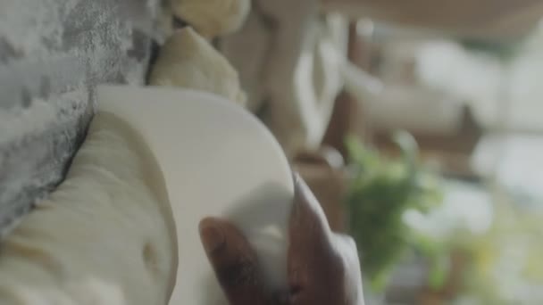 Verticale Shot Van Afro Amerikaanse Vrouwelijke Voedsel Blogger Snijden Deeg — Stockvideo