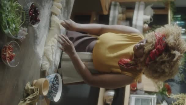Verticaal Kantelen Schot Van Afro Amerikaanse Vrouwelijke Voedsel Blogger Snijden — Stockvideo