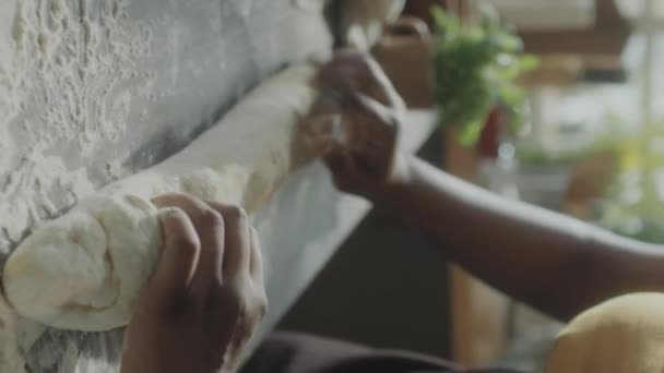 在厨房桌上切面团时 用糕点切纸机对妇女的手进行垂直近照 — 图库视频影像