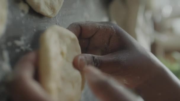 Mutfak Masasında Kaplı Hamur Parçalarını Düzleştiren Tanınmayan Afro Amerikan Kadının — Stok video
