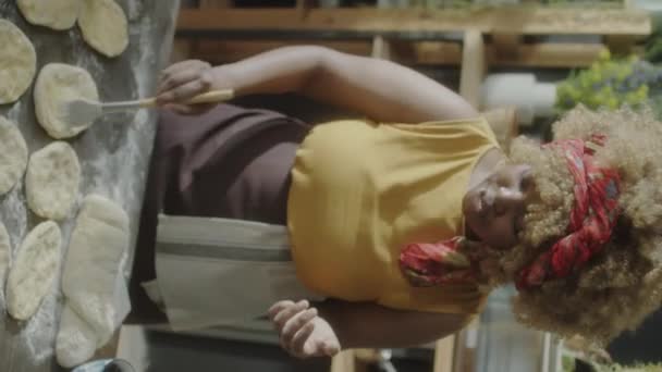Вертикальный Снимок Рук Неузнаваемой Черной Женщины Наносящей Яичный Промыв Плоские — стоковое видео