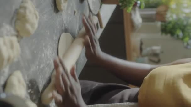 女性面包师在厨房桌子上滚动面团双手的垂直特写镜头 — 图库视频影像