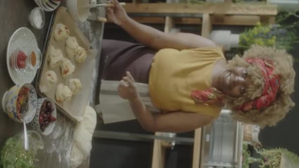 Vertikal Bild Afroamerikanska Kvinnliga Mat Bloggare Lägga Riven Ost Till — Stockvideo
