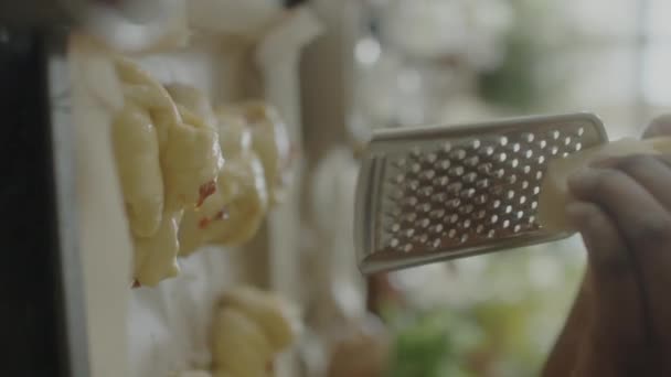 Vertikale Aufnahme Einer Afroamerikanischen Bäckerin Die Teig Auf Dem Küchentisch — Stockvideo