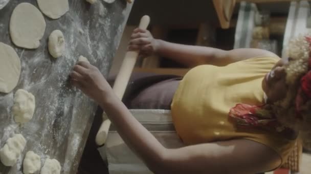 Vertikale Aufnahme Einer Afroamerikanischen Bäckerin Die Teig Auf Dem Küchentisch — Stockvideo
