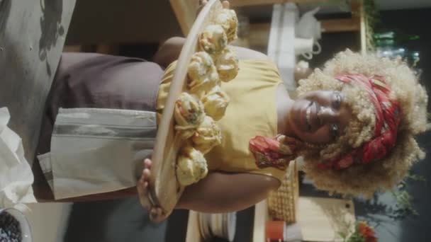 Pionowe Ujęcie Portretowe Wesołej Afroamerykanki Trzymającej Drewniane Deski Świeżo Upieczonymi — Wideo stockowe