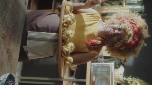 아프리카 미국인 빵으로 도마를 부엌에서 포즈를 취하면서 카메라로 — 비디오