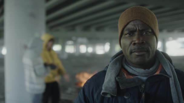 Porträt Eines Afroamerikanischen Obdachlosen Der Einem Verlassenen Gebäude Für Die — Stockvideo