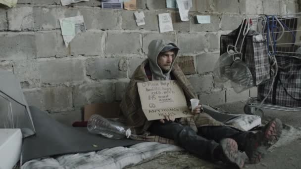 Homme Mendiant Sans Abri Assis Dans Rue Chiffons Tenant Tasse — Video