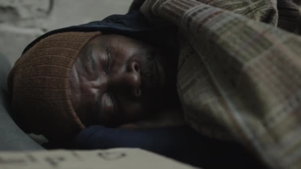 Detailní Záběr Afroameričtí Bezdomovci Pleteném Klobouku Spí Hadrech Zemi — Stock video
