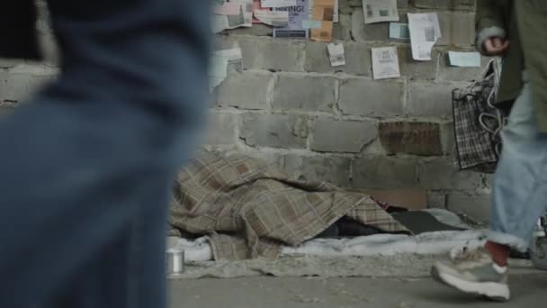 Άστεγος Ζητιάνος Κοιμάται Κουρέλια Στο Έδαφος Ενώ Άνθρωποι Περπατούν Στο — Αρχείο Βίντεο