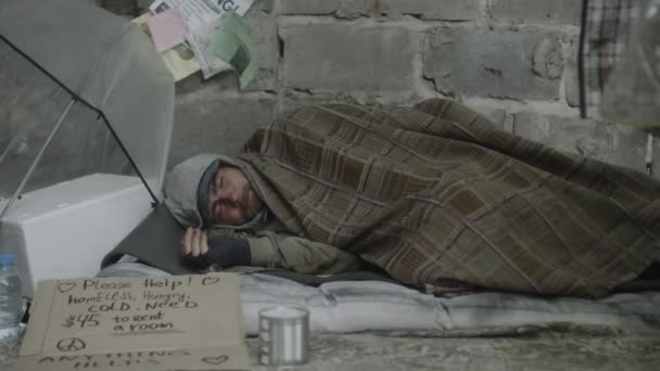 Dakloze Bedelaar Slaapt Lompen Grond Terwijl Mensen Lopen Straat Doneren — Stockvideo