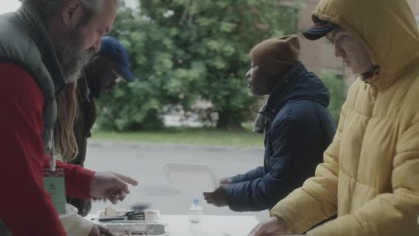 Senzatetto Multietnici Ricevono Cibo Gratis Volontari Mangiano Pasti Dai Container — Video Stock