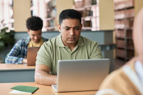 Volwassen Student Zit Aan Het Bureau Gebruikt Laptop Bij Les — Stockfoto