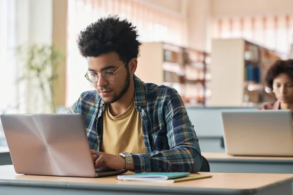 Fiatal Migráns Asztalnál Tanul Online Laptop Más Diákok Osztályban — Stock Fotó