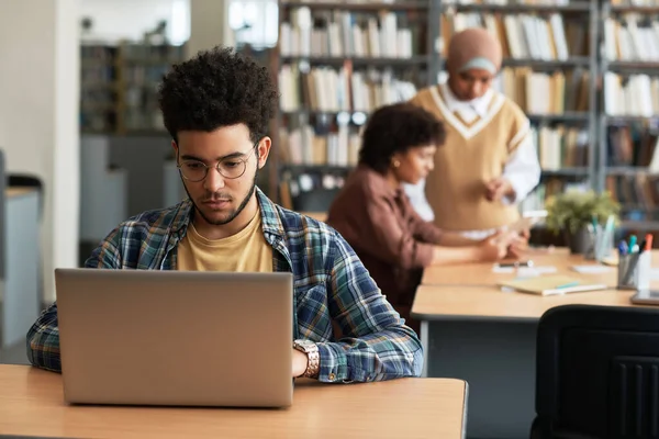 Felnőtt Diák Könyvtárban Megtanulják Idegen Nyelv Online Segítségével Laptop — Stock Fotó