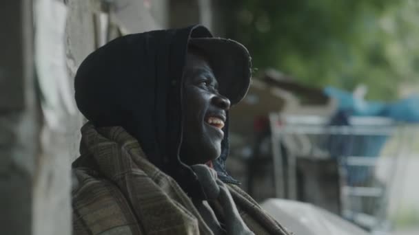 Вибірковий Фокус Зйомки Афроамериканської Бездомної Жебрака Сидить Вулиці Картонним Знаком — стокове відео