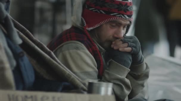 Zblízka Rack Zaměření Záběr Vousatý Běloch Bezdomovec Mluvit Afroameričan Přítel — Stock video