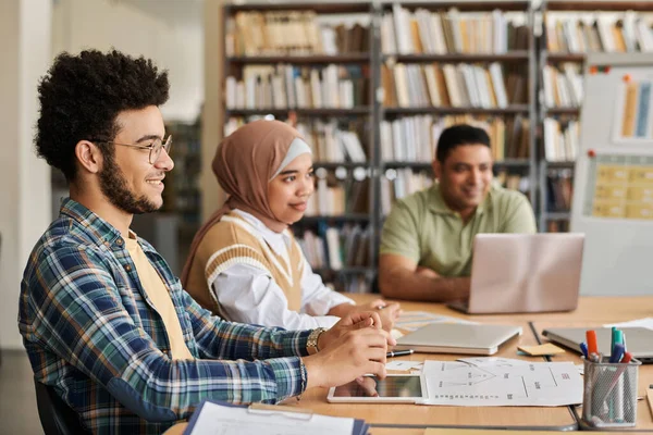 Idegen Nyelvet Tanuló Migráns Diákok Együtt Ülnek Asztalnál Számítógépekkel Tankönyvekkel — Stock Fotó