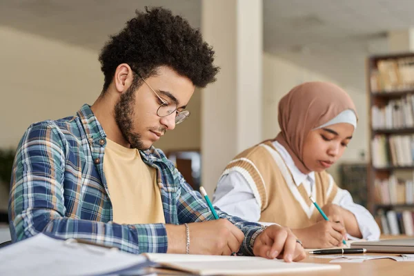 Multi Etnische Studenten Schrijven Vreemde Taal Examen Aan Tafel Klas — Stockfoto