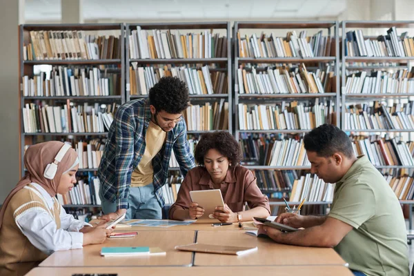 Groep Studenten Die Samen Studeren Bibliotheek Gebruiken Gadgets Tijdens Hun — Stockfoto