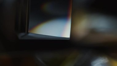 Karanlık uzayda bulanık ışık kırılması olan cam prizmanın yakın çekim görüntüsünü al