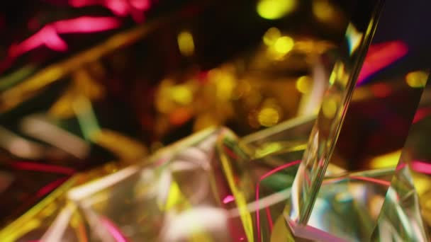 玻璃棱镜在金红晶晶颗粒中反射光的文摘背景 — 图库视频影像