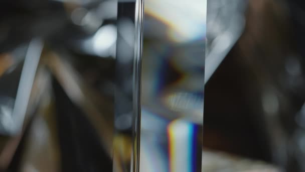 金属の背景にガラスプリズムのぶら下がりと分散光の選択的フォーカスをクローズアップ — ストック動画
