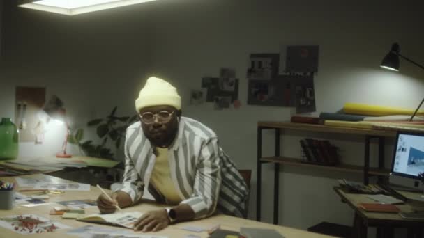 Retrato Del Diseñador Masculino Afroamericano Apoyado Escritorio Posando Para Cámara — Vídeos de Stock