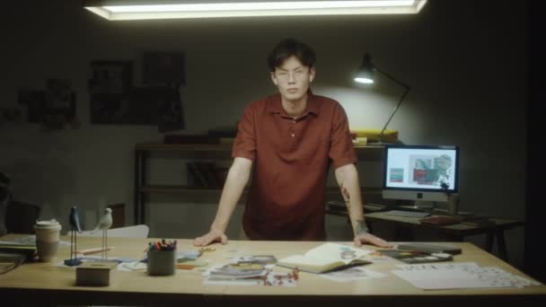 Retrato Gen Diseñador Asiático Pie Escritorio Estudio Oscuro Posando Para — Vídeos de Stock