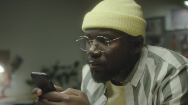 Detailní Záběr Afroameričan Muž Čepici Brýle Psaní Zprávy Telefonu Zatímco — Stock video