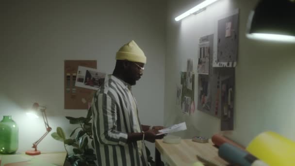 Αφρο Αμερικανός Καλλιτέχνης Που Συνδέει Χειροποίητα Κολάζ Στον Τοίχο Ενώ — Αρχείο Βίντεο