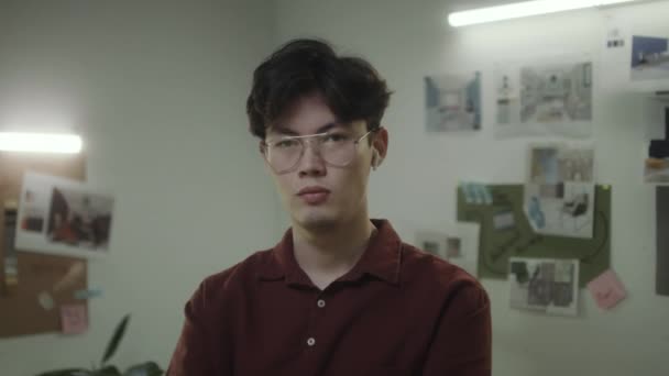 Portret Van Jonge Aziatische Ontwerper Draadloze Oortelefoons Poseren Voor Camera — Stockvideo