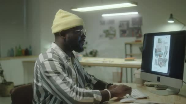 Portrét Veselého Afroamerického Návrháře Interiérů Který Pracuje Počítači Večer Pózuje — Stock video