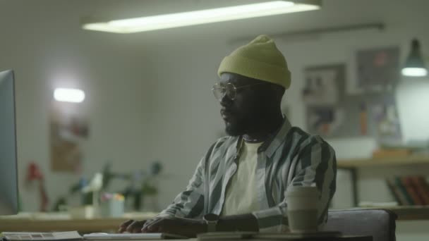 非洲裔美国设计师晚间在办公室使用电脑拍摄的选择性焦点 — 图库视频影像