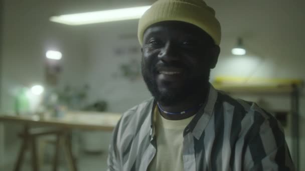 非洲裔美国室内设计师在晚上入职时在镜头前微笑的形象 — 图库视频影像
